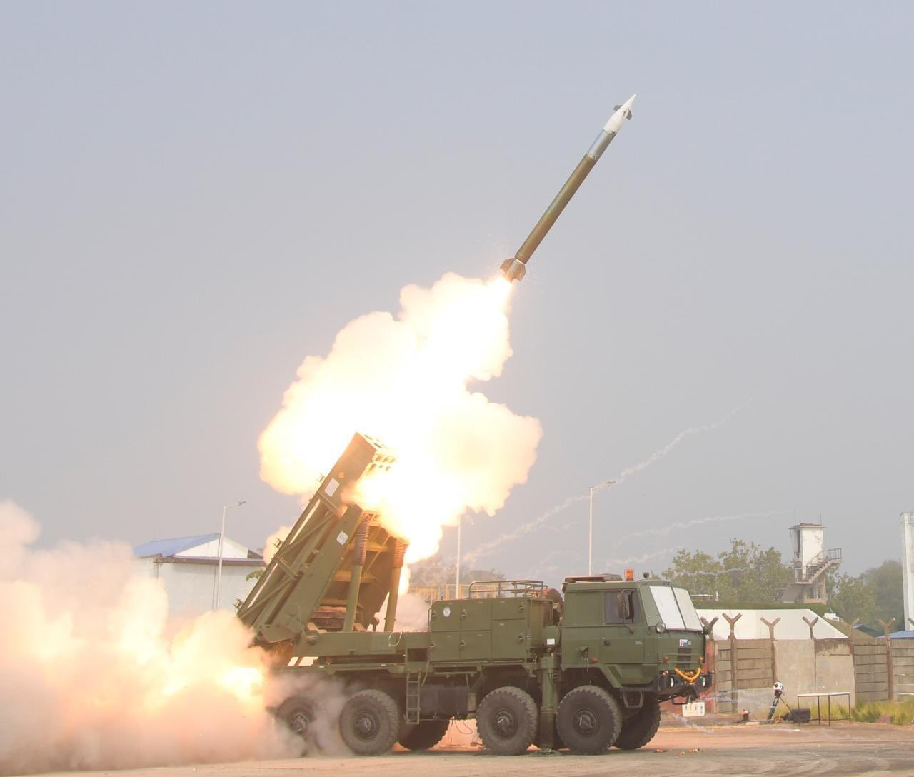 DRDO-র হাত ধরে আত্মনির্ভর প্রতিরক্ষা, এক বছরে রেকর্ড রপ্তানি; বিশ্ববাজারে শক্ত অবস্থান গড়ছে ভারত DRDO-র মোবাইল লঞ্চার থেকে দেশীয় ক্ষেপণাস্ত্রের সফল উৎক্ষেপণের দৃশ্য। ভারতের উন্নত প্রতিরক্ষা প্রযুক্তি ও ক্ষেপণাস্ত্র সক্ষমতার প্রতীক এই মুহূর্ত।