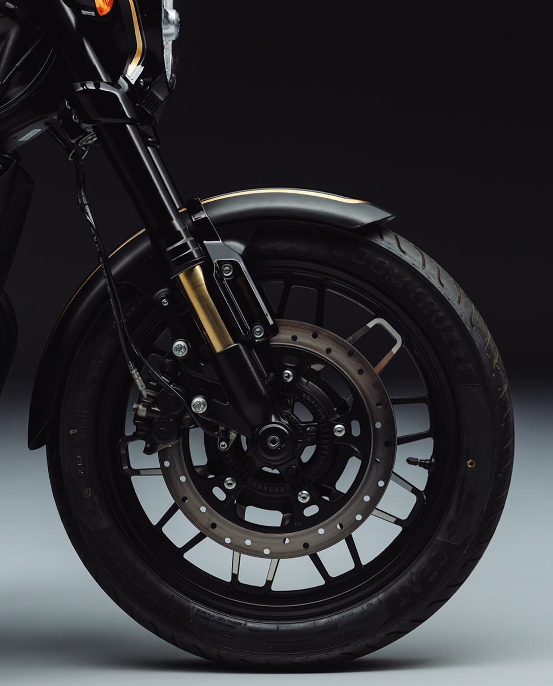 Royal Enfield Shotgun 650 x Rough Crafts লিমিটেড এডিশনের সামনের চাকা, গোল্ড-ফিনিশ ফ্রন্ট ফর্ক ও ডিস্ক ব্রেকের ক্লোজ-আপ