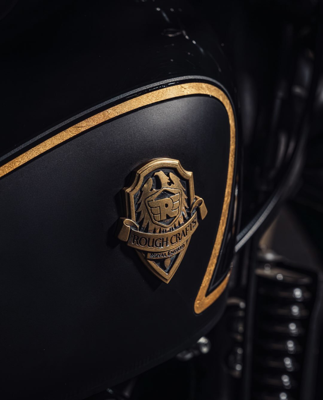 Royal Enfield Shotgun 650 x Rough Crafts লিমিটেড এডিশনের ফুয়েল ট্যাঙ্কে থাকা এক্সক্লুসিভ রাফ ক্রাফ্টস ব্রাস ব্যাজের ক্লোজ-আপ