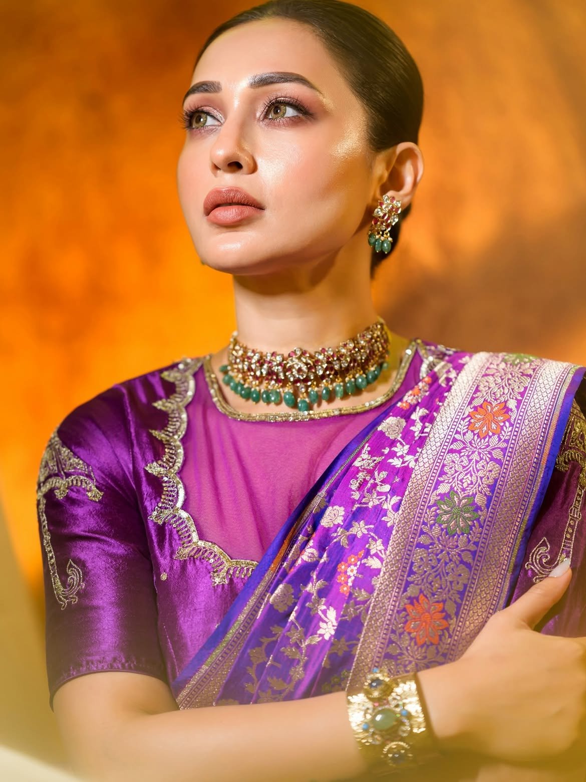 সাইড প্রোফাইলে গয়নার ডিটেলিং সহ এক্সপ্রেসিভ পোর্ট্রেট