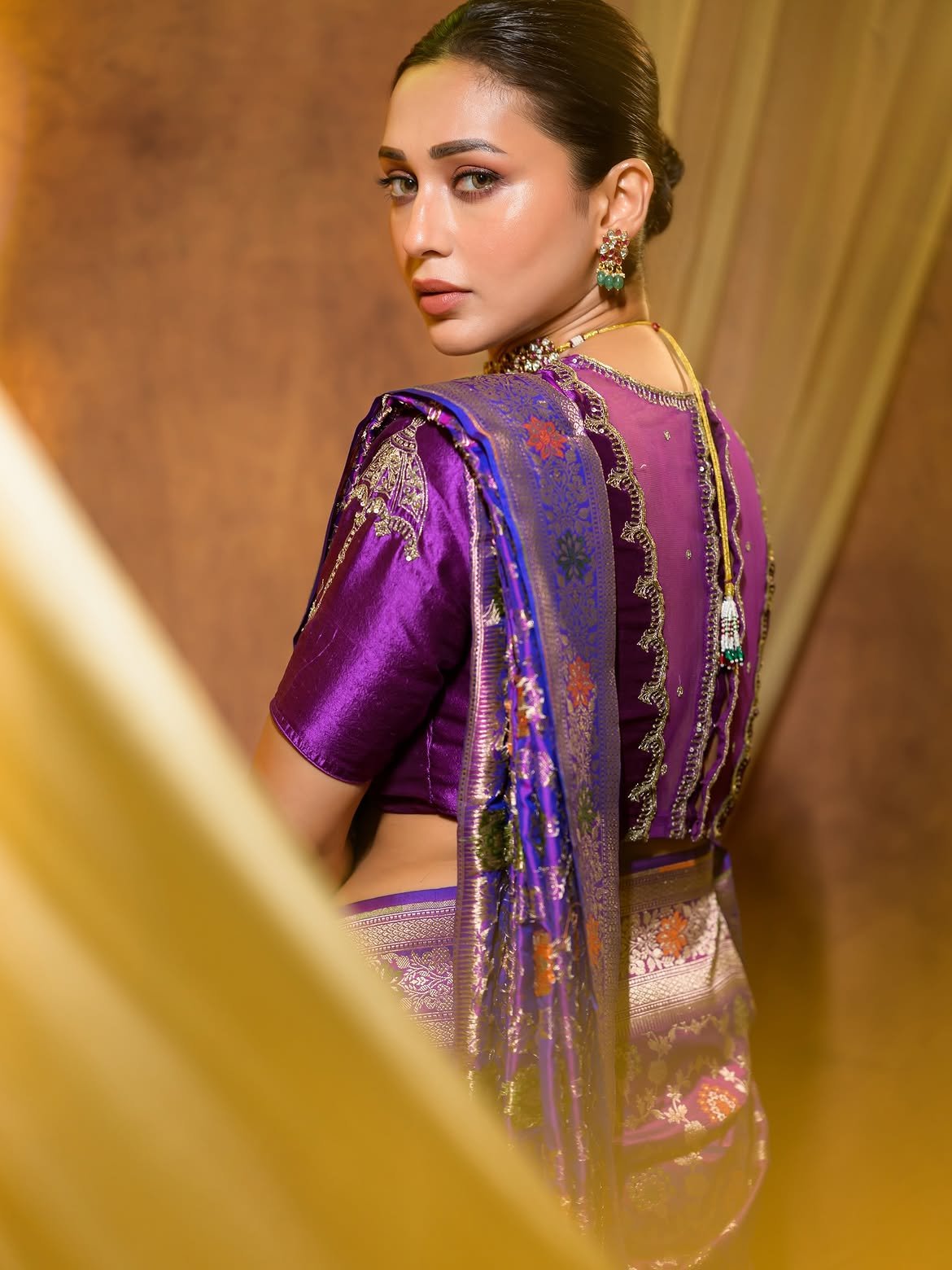 পেছন ফিরে তাকানো ব্যাক পোজ, ব্লাউজ ডিজাইন সহ