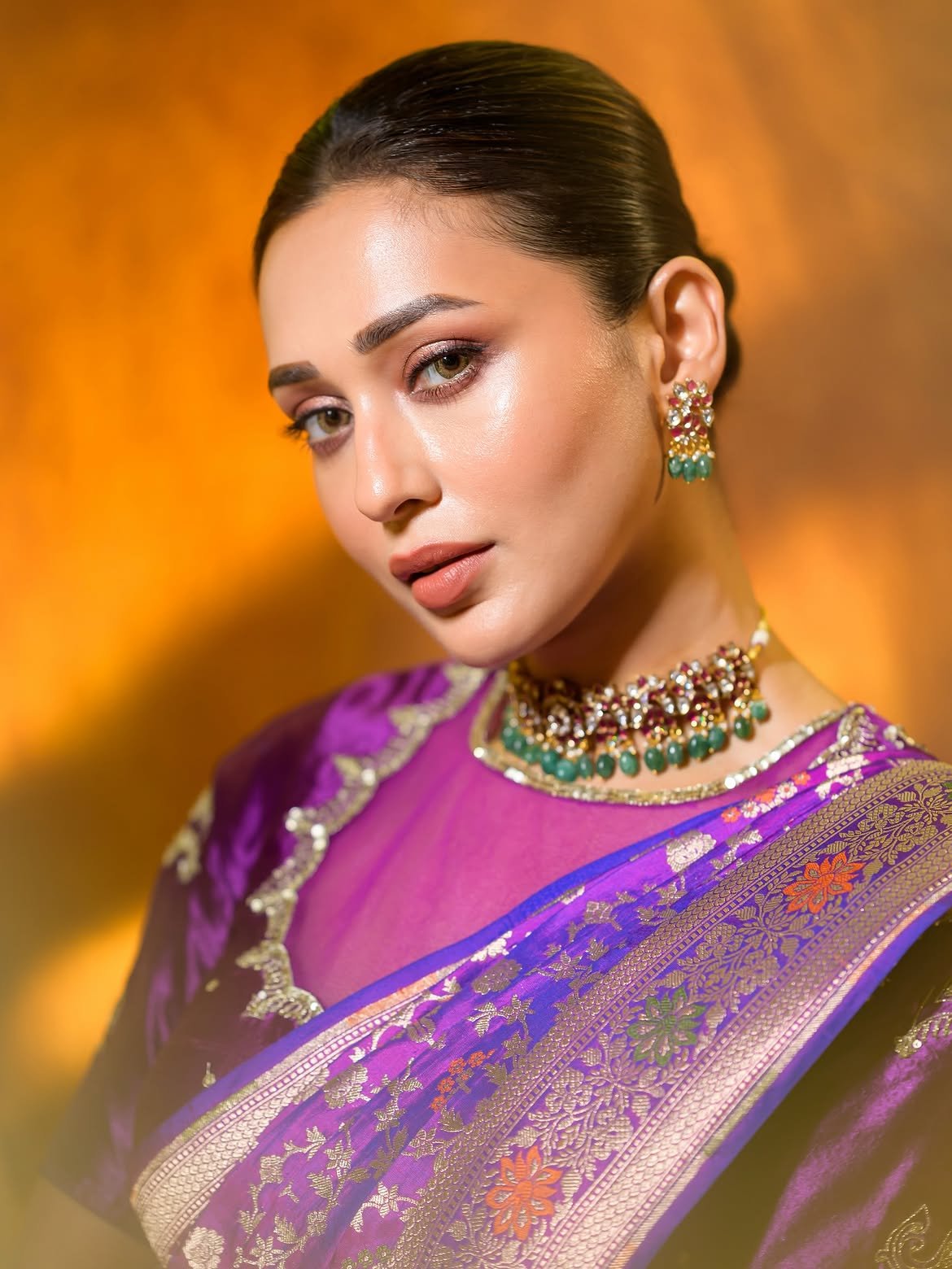 বেগুনি বেনারসি শাড়িতে পলা নেকলেস পরা ফ্রন্ট পোর্ট্রেট