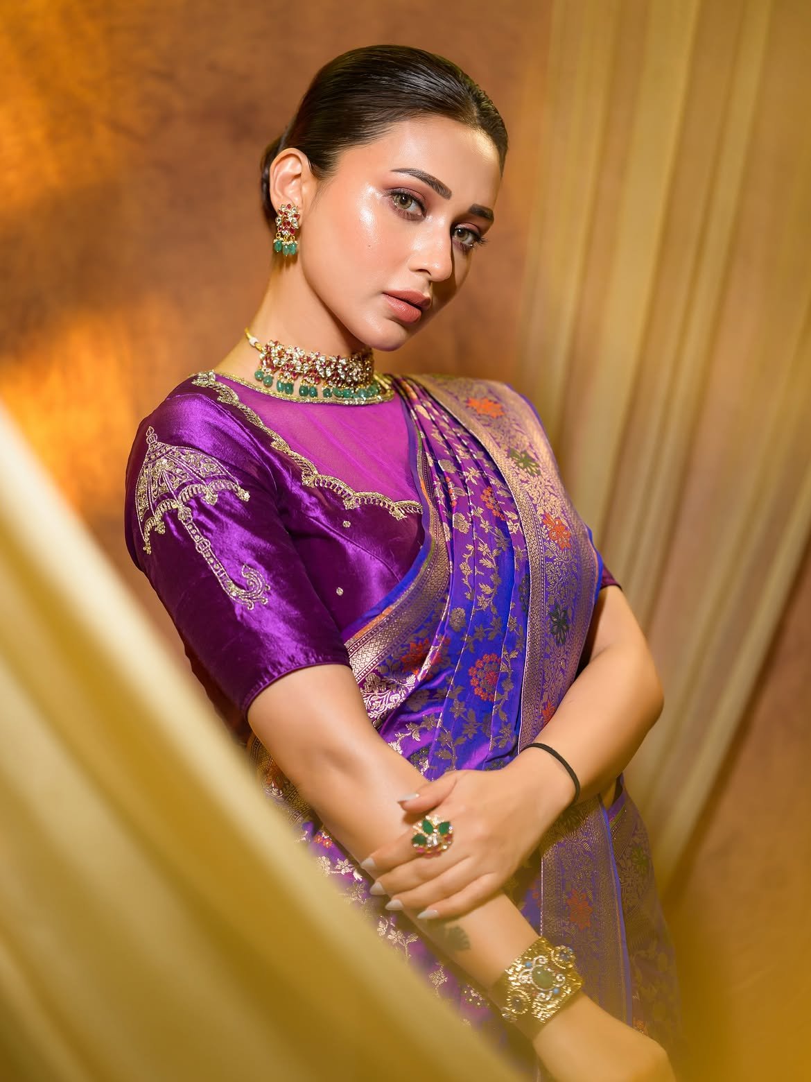 সোনালি এমব্রয়ডারি ব্লাউজ ও রিং সহ ক্লোজ আপ শট