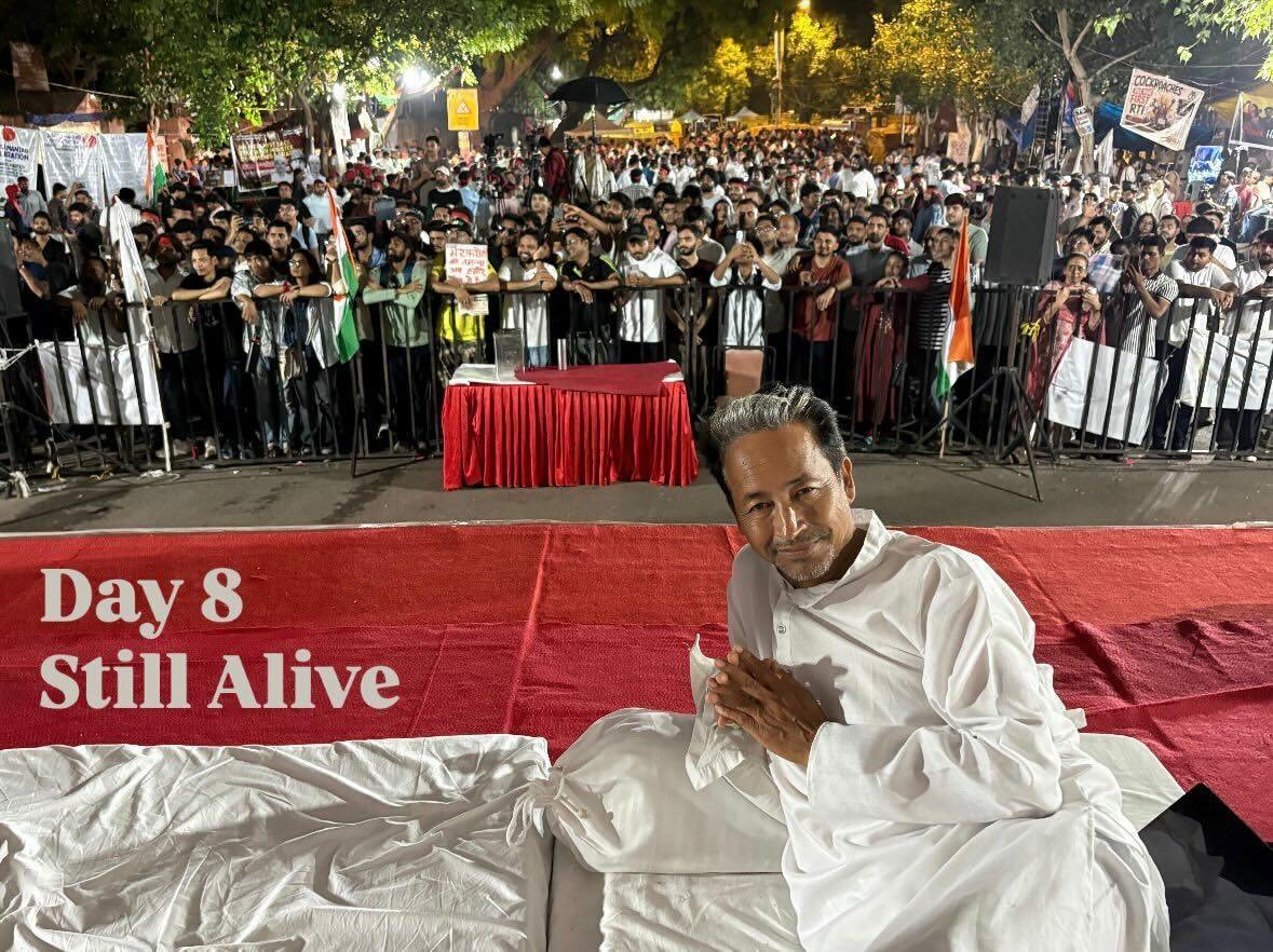 বরফের স্তূপ থেকে অনশন-আন্দোলন, ফের খবরের শিরোনামে সোনম ওয়াংচুক, জানেন কে তিনি ? সোনম ওয়াংচুক, লাদাখের শিক্ষা সংস্কারক এবং পরিবেশ আন্দোলনকারী