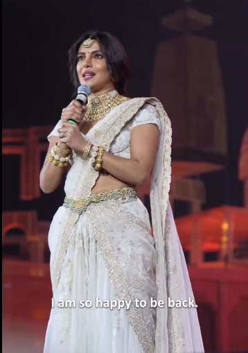 সাদা এমব্রয়ডারি করা শাড়ি ও সোনালি গয়নায় মঞ্চে বক্তব্য রাখছেন অভিনেত্রী প্রিয়াঙ্কা চোপড়া।