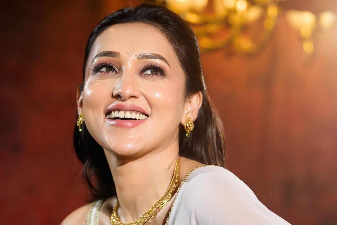 সাদা পোশাকে মোহময়ী মিমি চক্রবর্তী! নতুন ফটোশুটে নজর কাড়ল এলিগ্যান্ট লুক