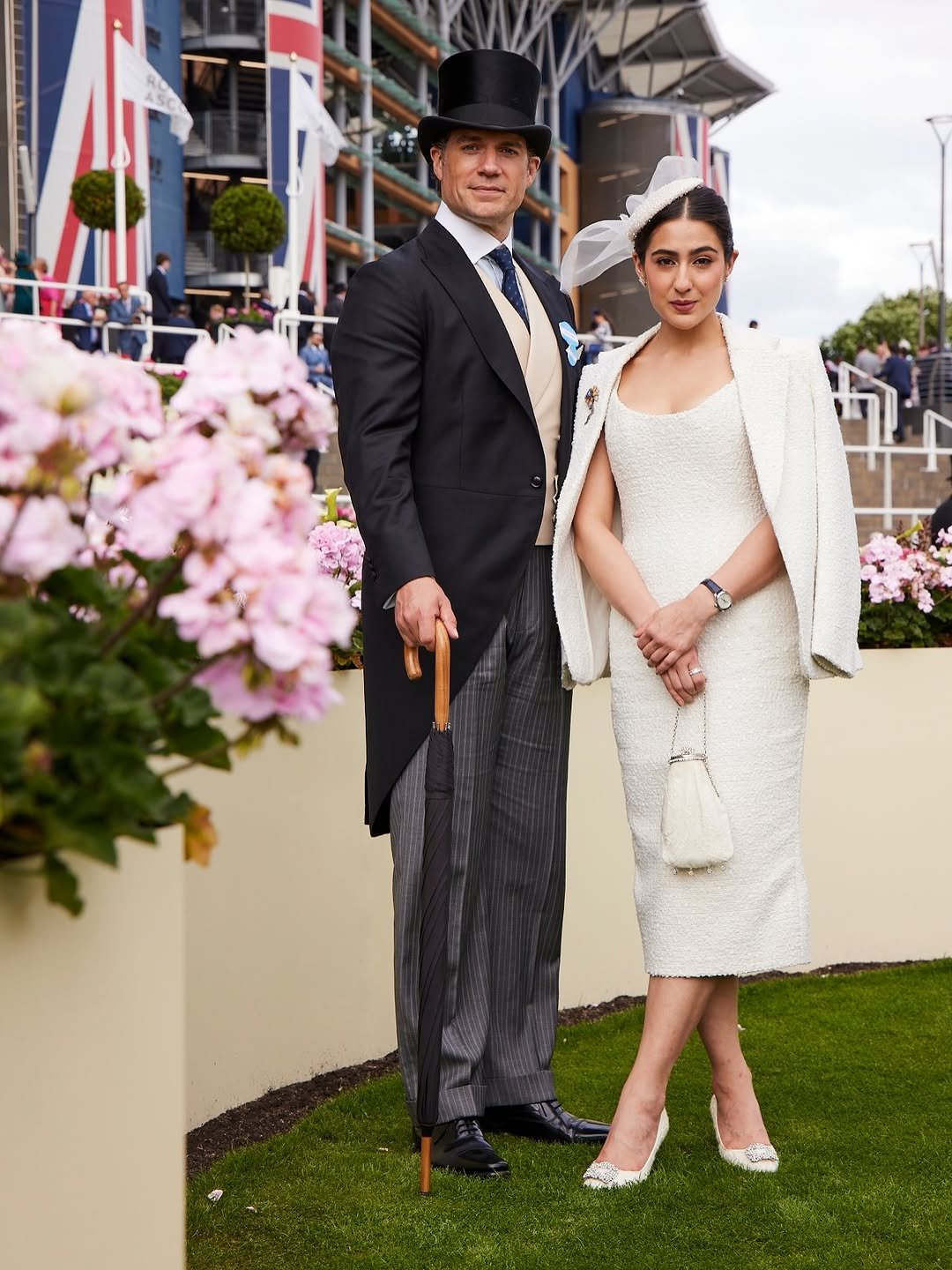 Sara Ali Khan Royal Ascot মাঠে একজন সঙ্গীর সঙ্গে দাঁড়িয়ে, ivory টুইড আউটফিটে
