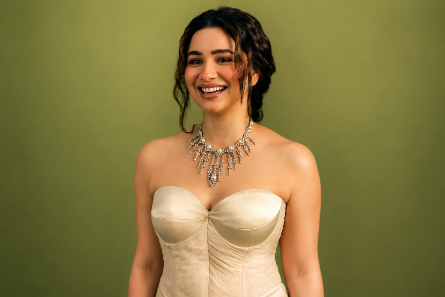 Sara Tendulkar-এর ক্রিম কর্সেট-স্টাইল ব্লাউজ ও স্টেটমেন্ট নেকলেসে গ্ল্যামারাস ফ্যাশন লুক
