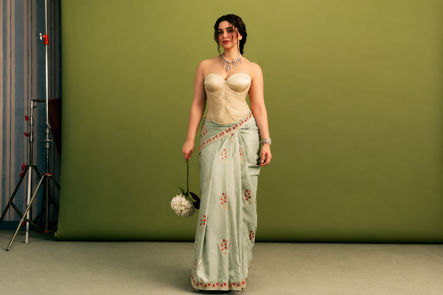 Sara Tendulkar এর Vogue India কভার শুট, প্রেম বিয়ে আর নিজের পরিচয় নিয়ে খোলামেলা আলাপ Sara Tendulkar-কে প্যাস্টেল সবুজ শাড়ি ও ক্রিম কর্সেট ব্লাউজে ফ্যাশন ফটোশুটে দেখা যাচ্ছে